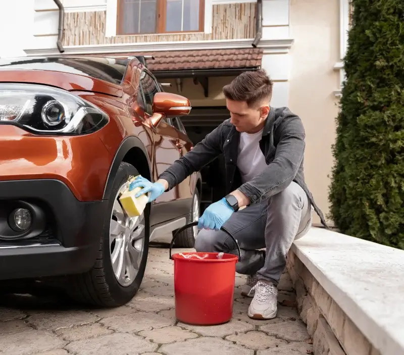 Lavage auto à domicile Taglio-Isolaccio : professionnel intervenant sur un véhicule
